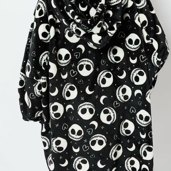 Nightmare Before Christmas black/white blanket hoodie. NEW WITH TAGS - Picture 4 of 7